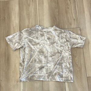 Amazon Women's Gray Patterned Short Sleeve Tee